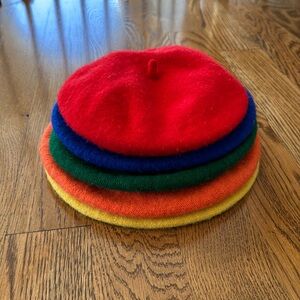 Stack of girls woolen berets ❤️🧡💛💚💙 so cute! Fits 5-10 years 🎨